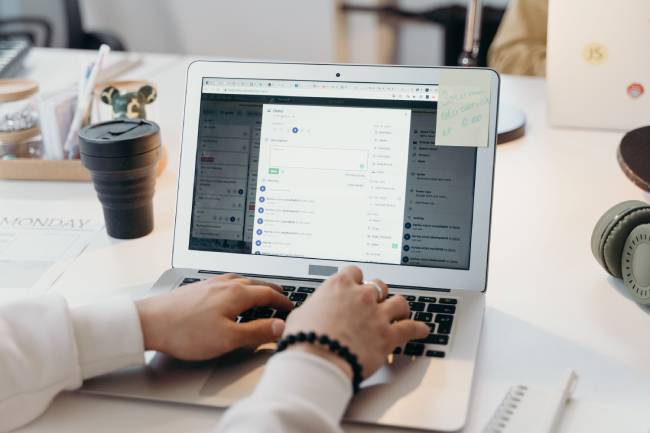 Ungewöhnliche Absender, Zeitdruck und unerwartete Anhänge können Hinweise auf einen gezielten Phishing-Angriff sein. Bild: Pexels/cottonbro studio