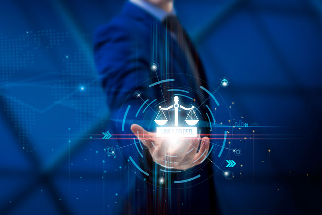 Geschäftsmann mit einer virteellen Waage in der Hand. steht für die Produkthaftungsrichtlinie der EU. Bild: stock.adobe.com/AD https://stock.adobe.com/de/images/law-order-justice-system-legal-framework-enforcement-mechanisms-regulatory-compliance-businessman-hold-law-icon-on-global-structure-network-and-technological-interface/735586070