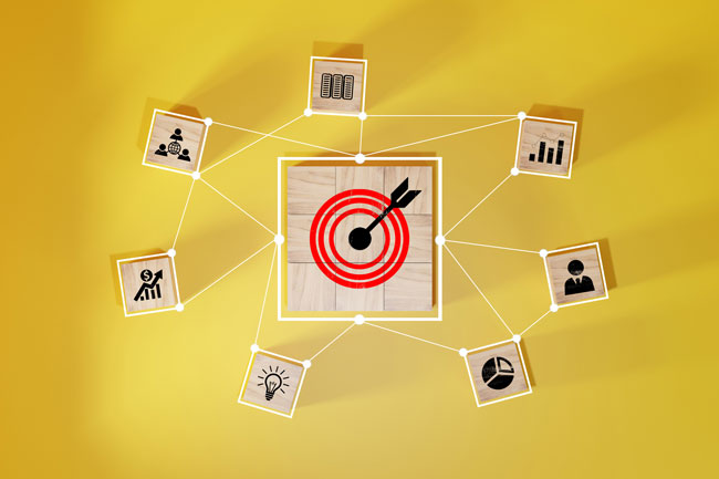 Holzklötze symbolisieren das Operations Management mit dem klaren Ziel. Bild: stock.adobe.com/Smile Studio AP https://stock.adobe.com/de/images/woods-block-step-on-table-with-icon-action-plan-goal-and-target-success-and-business-target-concept-project-management-company-strategy/644775353